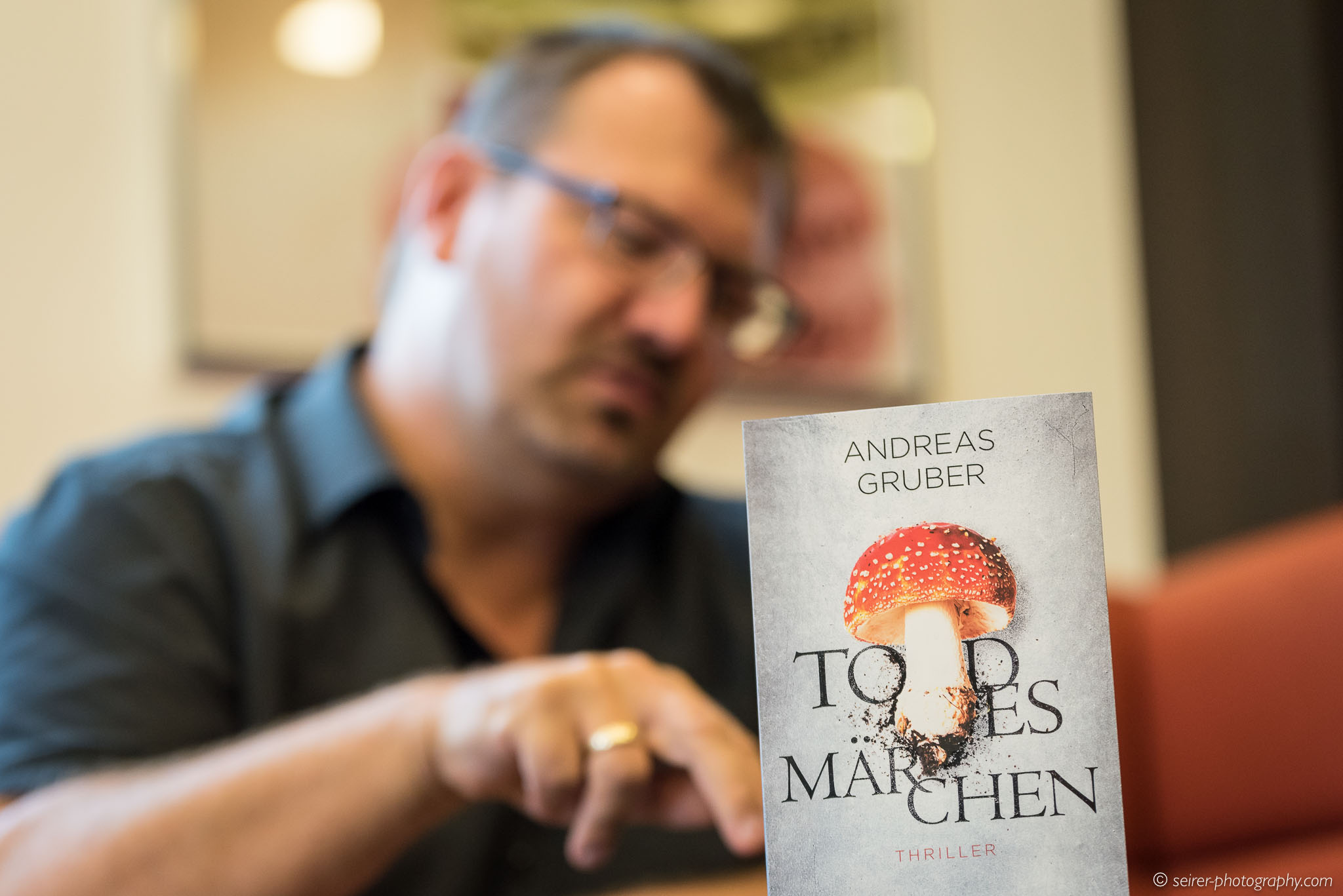 Im Café zum Interview mit Andreas Gruber