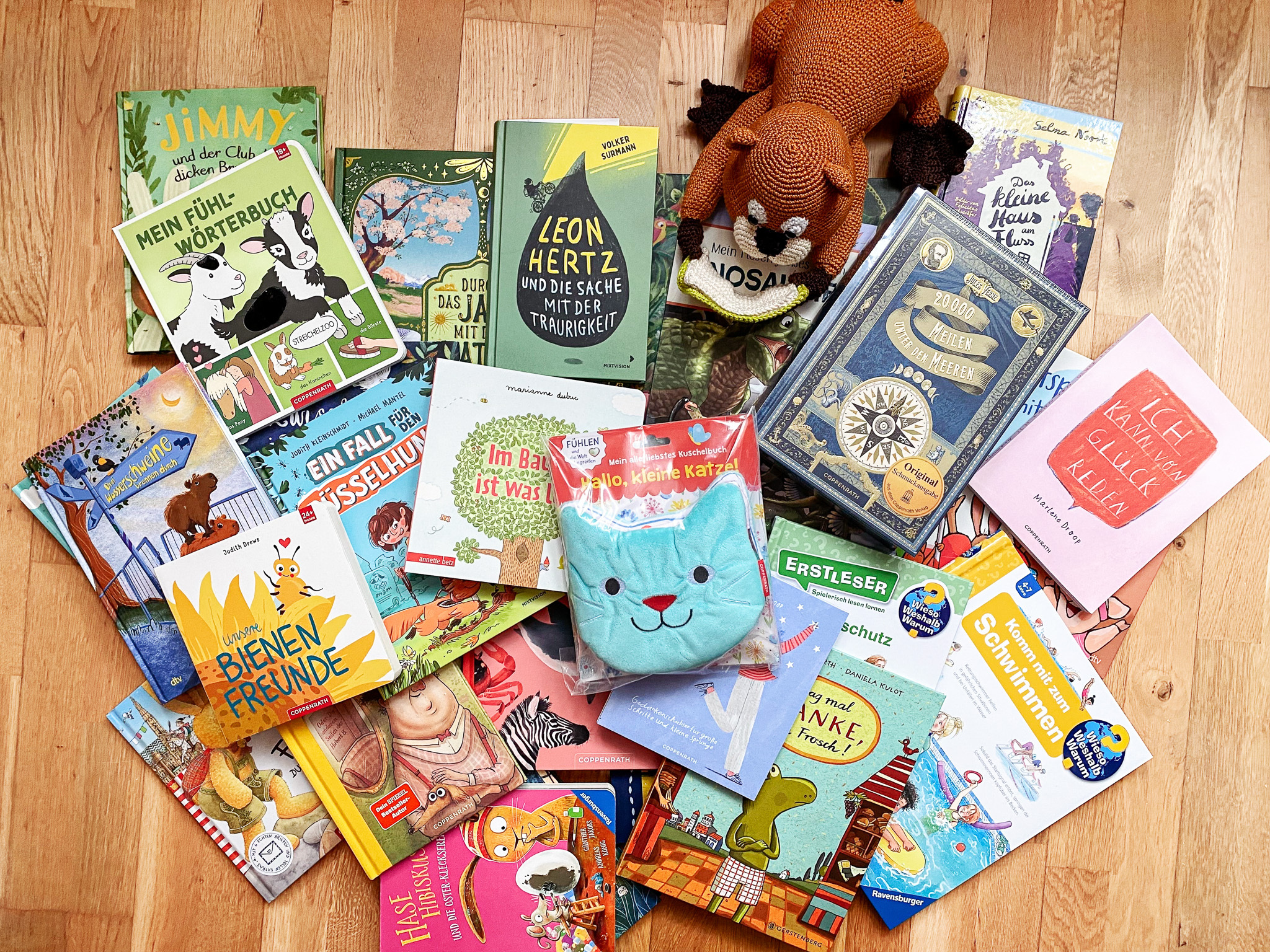 Lesebiber Peer mit Kinderbüchern