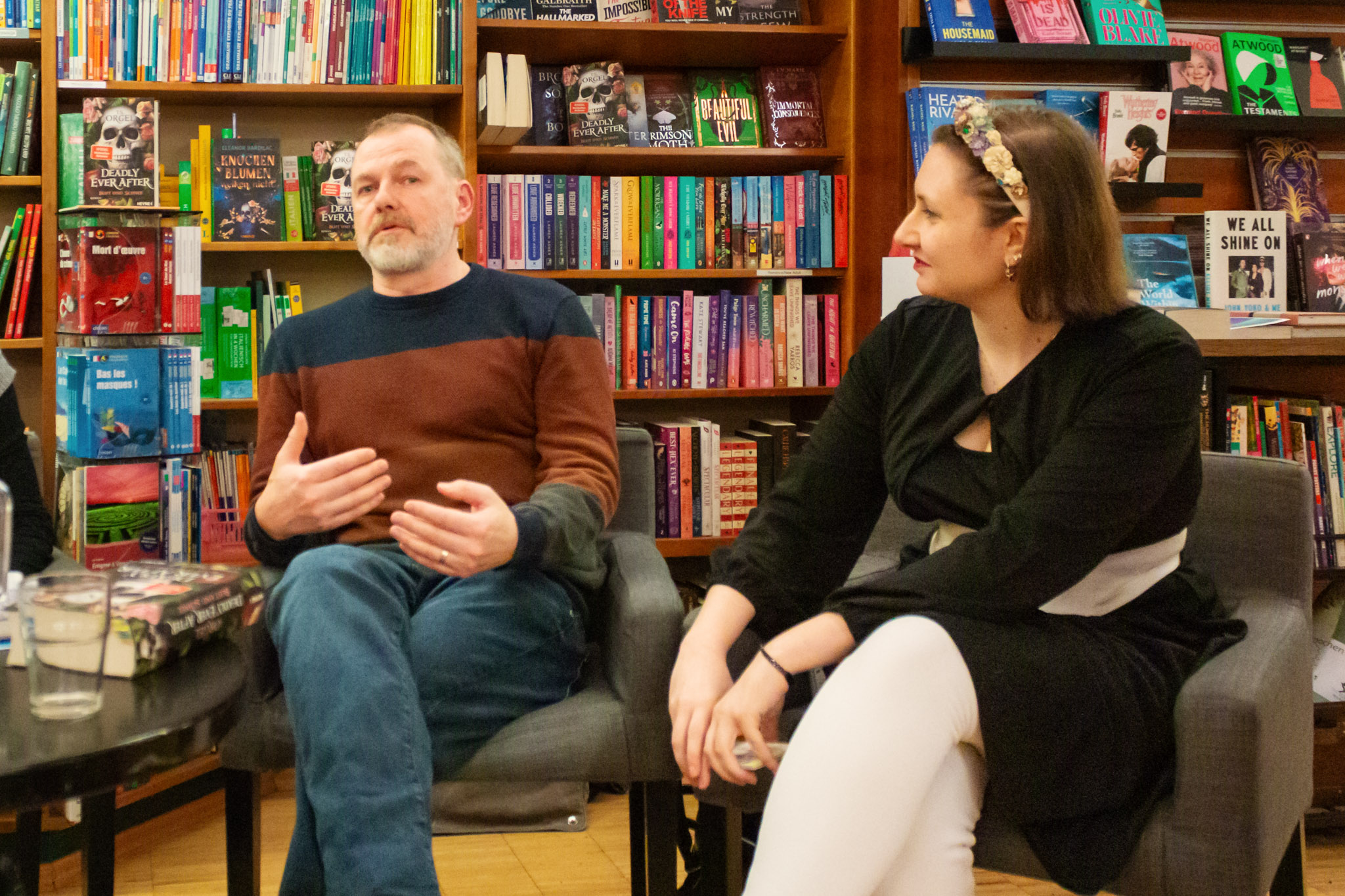 Eleanor Bardilac stellt Tom Orgel eine Frage