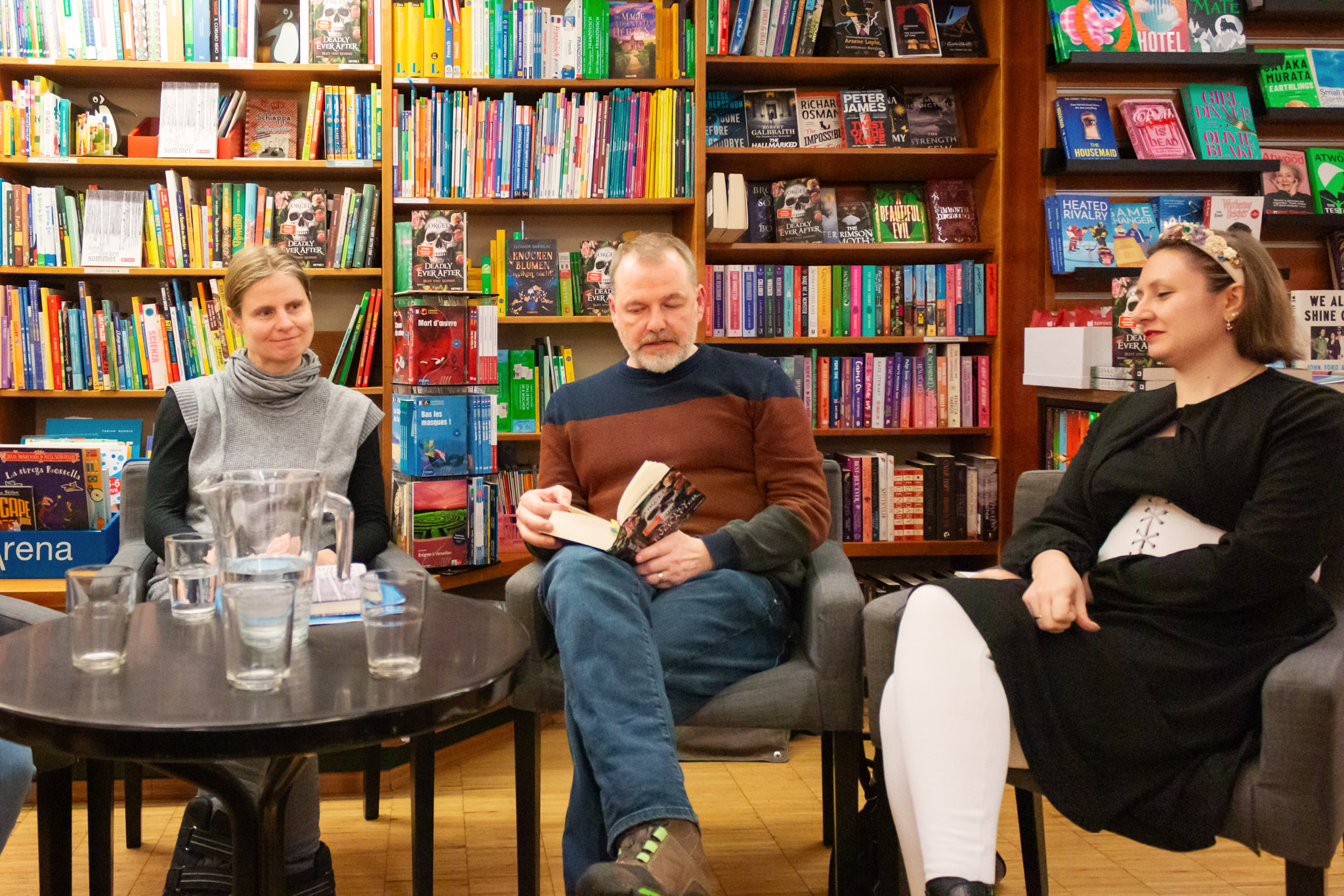 Tom Orgel liest, die anderen hören zu