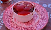 Feuriger Lava Cake an fruchtiger Himbeersauce